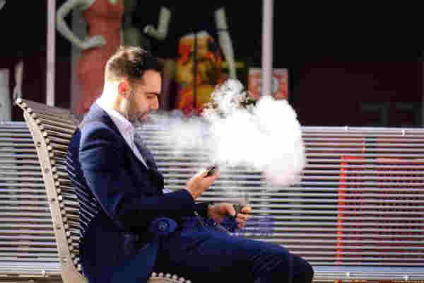 女性吸電子煙胸疼怎么回事