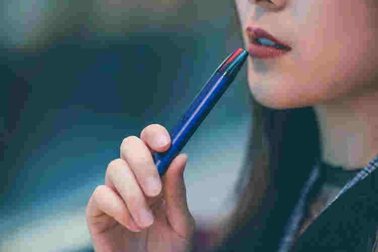 抽電子煙小煙嗓子疼