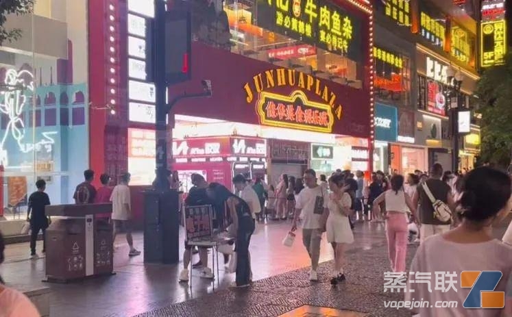 商販在江漢路擺攤售賣電子煙