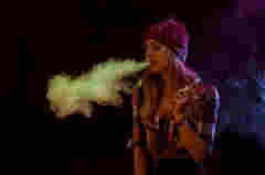 煙彈煙油哪里買股價過山車背后，電子煙尋找救命稻草