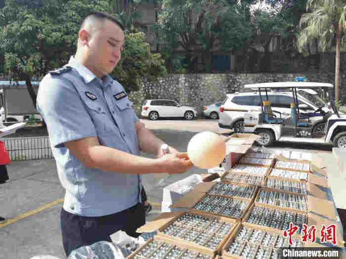 圖為警方在演示“笑氣”從瓶中導出場景?！Μ|瑋 攝