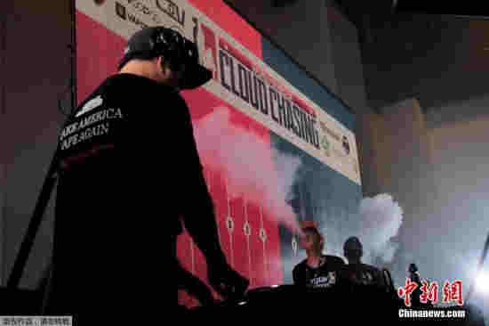 資料圖：人們在吸食電子煙。