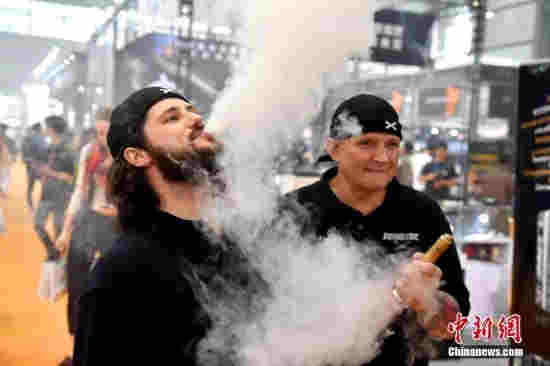 4月14日，第三屆電子煙國際產業博覽會在深圳會展中心舉行，展會吸引了包括美國、法國、英國、俄羅斯、馬來西亞等20多個國家和地區的近千個品牌參展，約2萬多名觀眾觀展。圖為電子煙參展商男子現場展示。 中新社記者 陳文 攝
