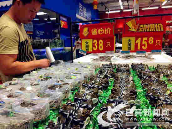 傍上中秋家宴，大閘蟹熱銷。（宜賓新聞網 王喻 攝）