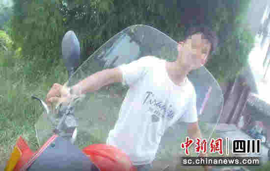 男子騎車違法上路被查 向民警“塞錢”求放過