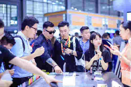 FLOW福祿電子煙亮相2019深圳電子煙展：跨越行業紅海，前行不懈創新不怠