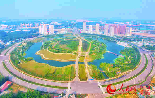 河南許昌：千年古都的綠色“蝶變”　　行走許昌，繞不開的是水，映入眼簾的是綠。水汽氤氳的鹿鳴湖，荷塘連綿的護城河，楊柳垂蔭的清潩河，總有一片波光會在不經意間晃了人眼。　　當地人說，許昌，是一座在水聲中醒來的森林城市……【詳細】