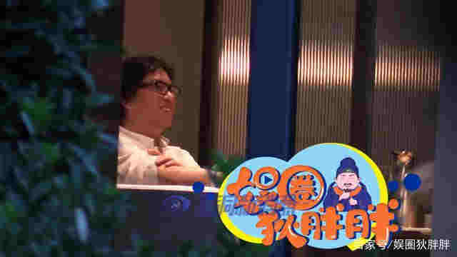 高曉松和朋友吃飯聊天：包間內電子煙不離手 