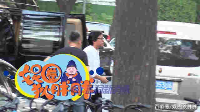 高曉松和朋友吃飯聊天：包間內電子煙不離手 