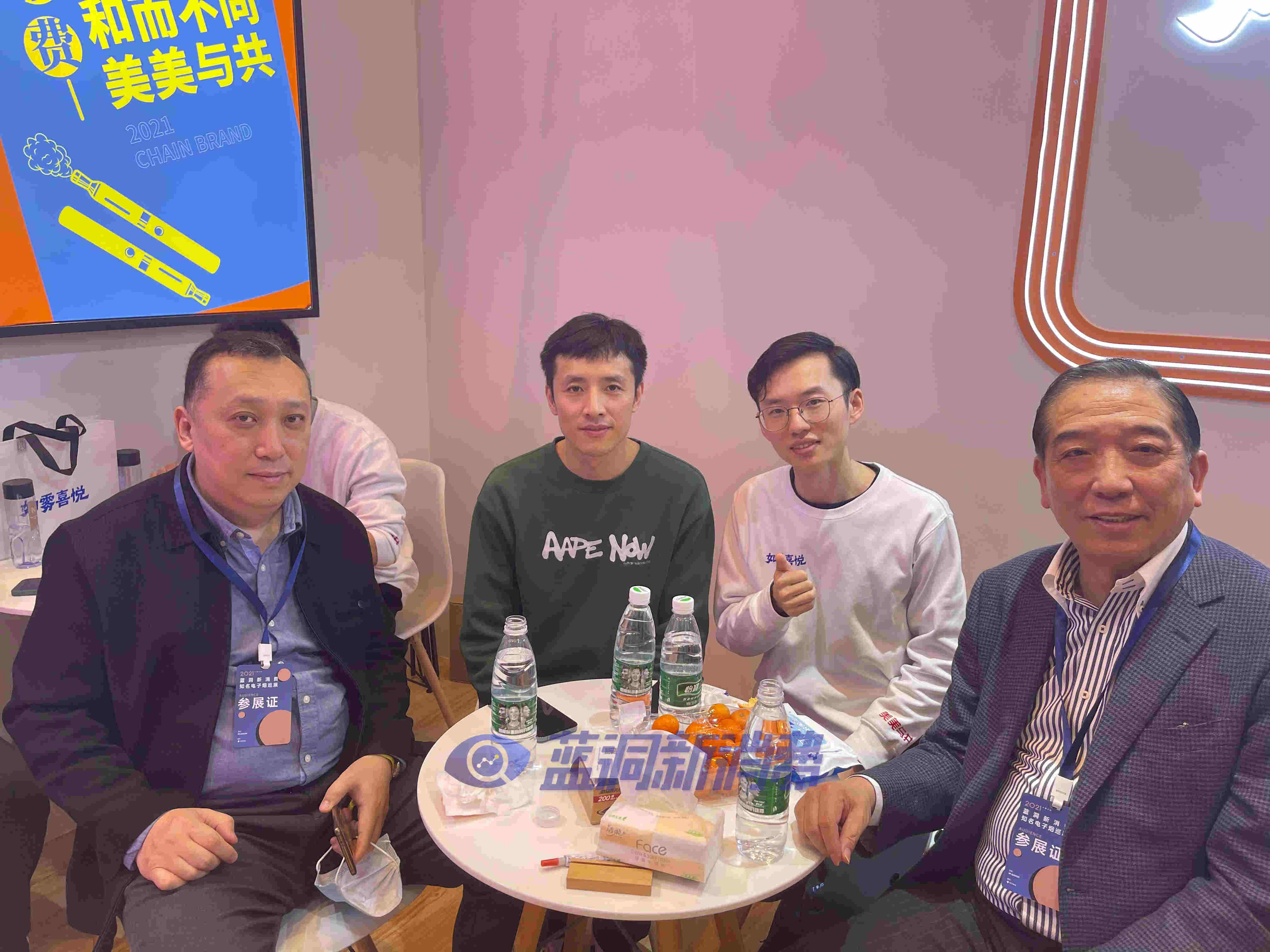 Juul高管低調探訪藍洞新消費長沙電子煙巡展