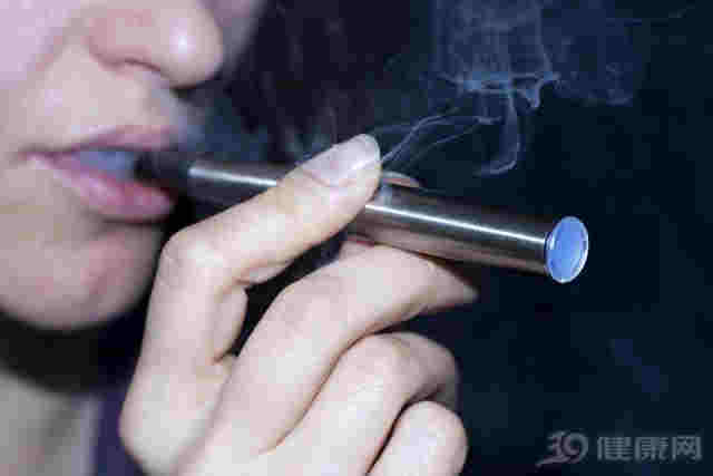 電子煙是“戒煙神器”？你想多了！它的危害比普通香煙還大 