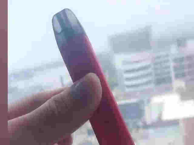 文具店銷售20元一根的電子煙給學生，家長怒斥：我家孩子上癮了 