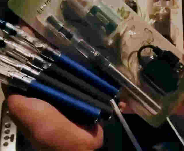 河南某小學門口文具店20元1支售賣電子煙，家長：孩子已上癮 