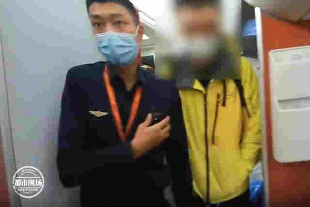 男子在飛機上抽電子煙，落地后傻眼了：以為過了安檢就能抽 