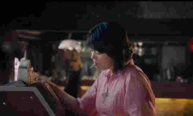 馬思純車內抽電子煙，在媽媽面前毫不避諱，吞云吐霧熟練似老手 