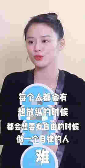 馬思純車內抽電子煙，在媽媽面前毫不避諱，吞云吐霧熟練似老手 