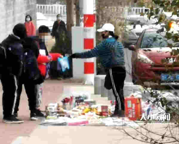 港城中學附近一 商販向學生兜售電子煙被抓現行 