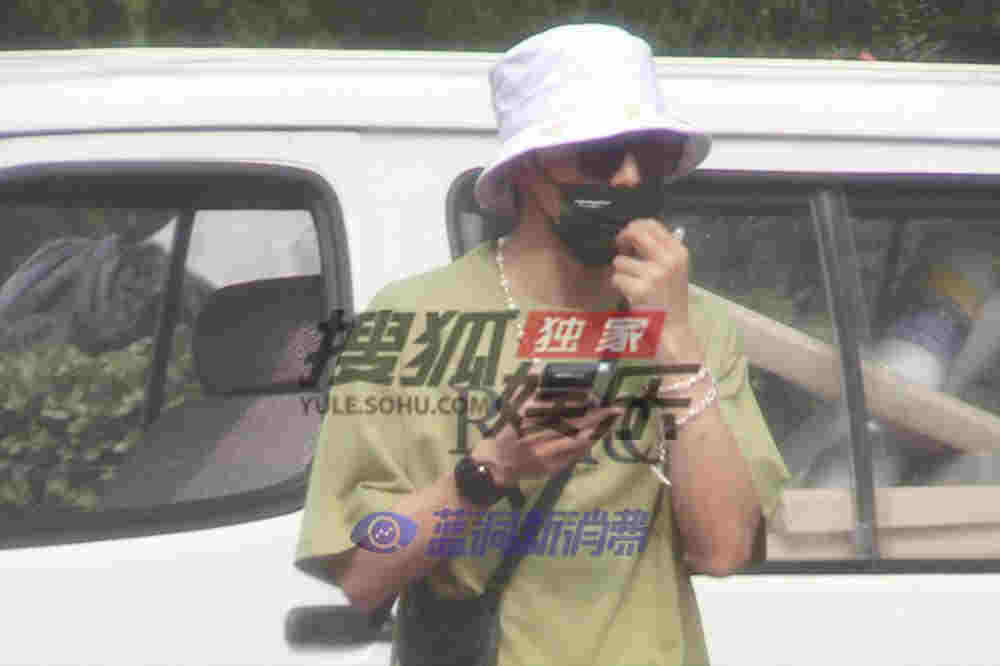 又一明星使用電子煙：張欣堯路邊等車吸電子煙 