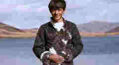 丁真吸煙視頻曝光動作熟練，公司回應惹爭議：電子煙不是煙